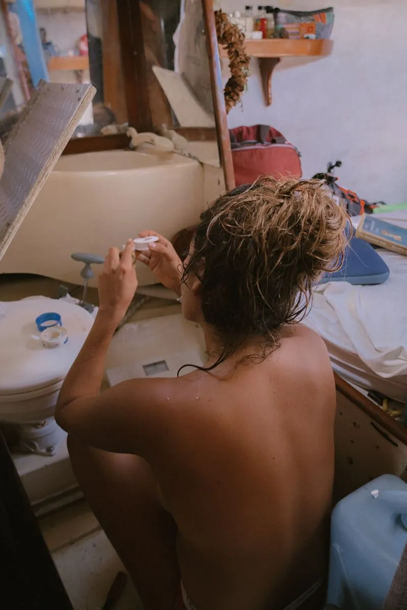 Clara répare les toilettes du bateau