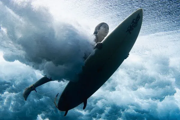 Surfeuse dans un tube