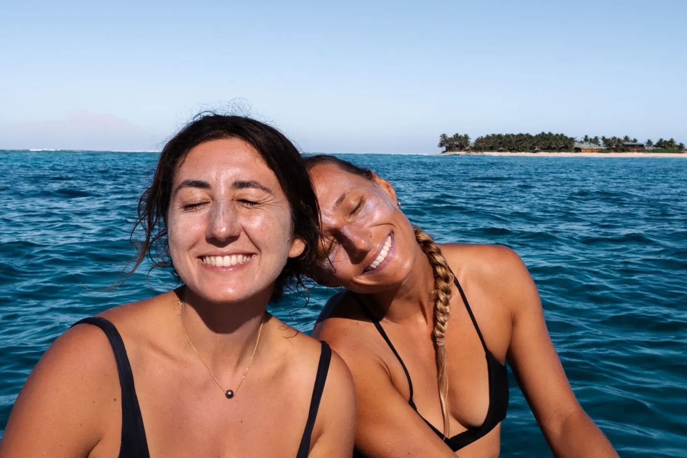 Deux amies riant dans l'eau