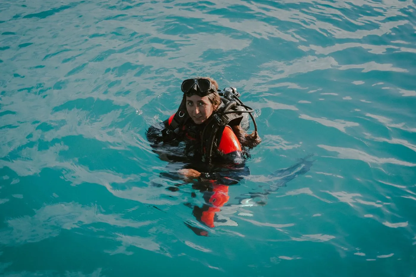 Clara en combinaison de plongée