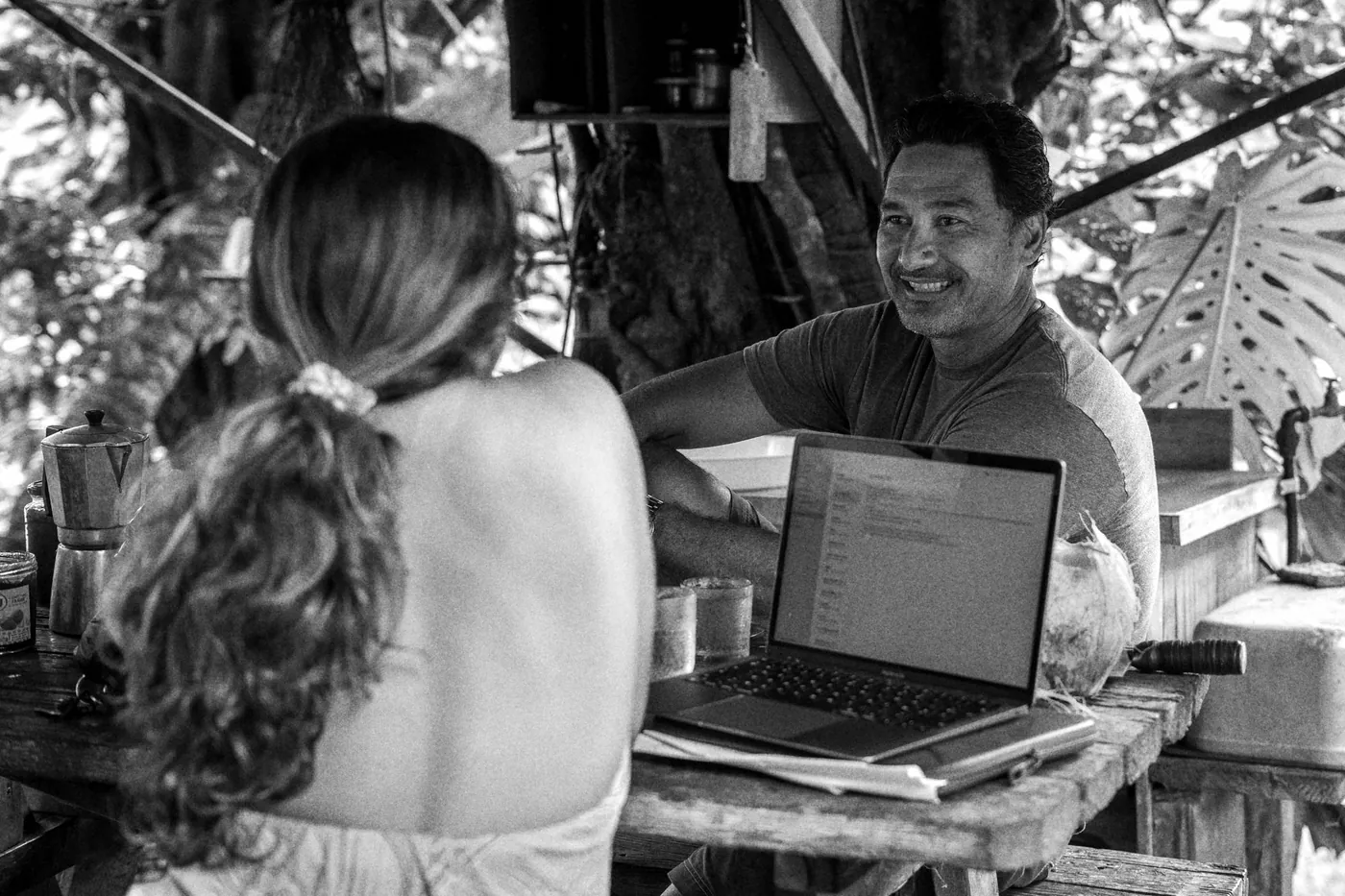 Clara en réunion avec un client, sous les arbres